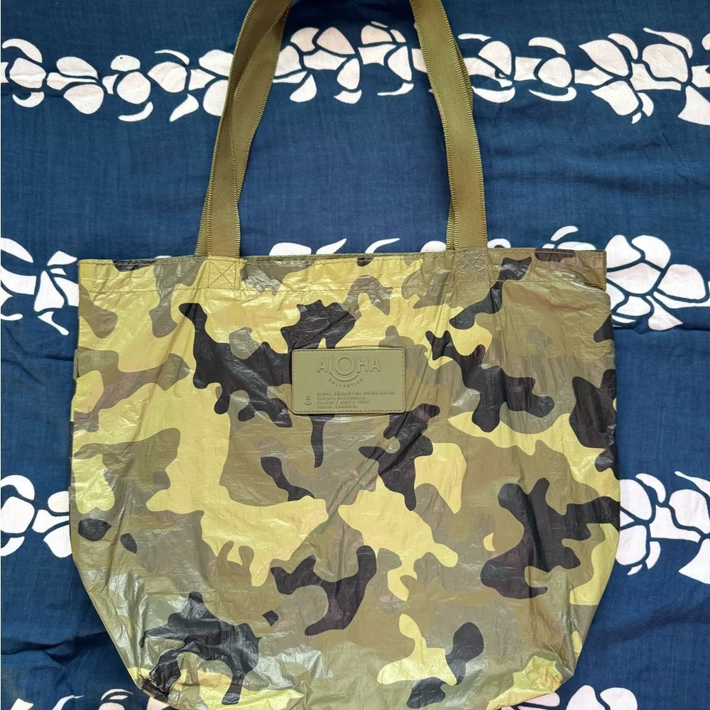 Aloha Collection Camouflage Tote Bag - Picture 1 of 4
